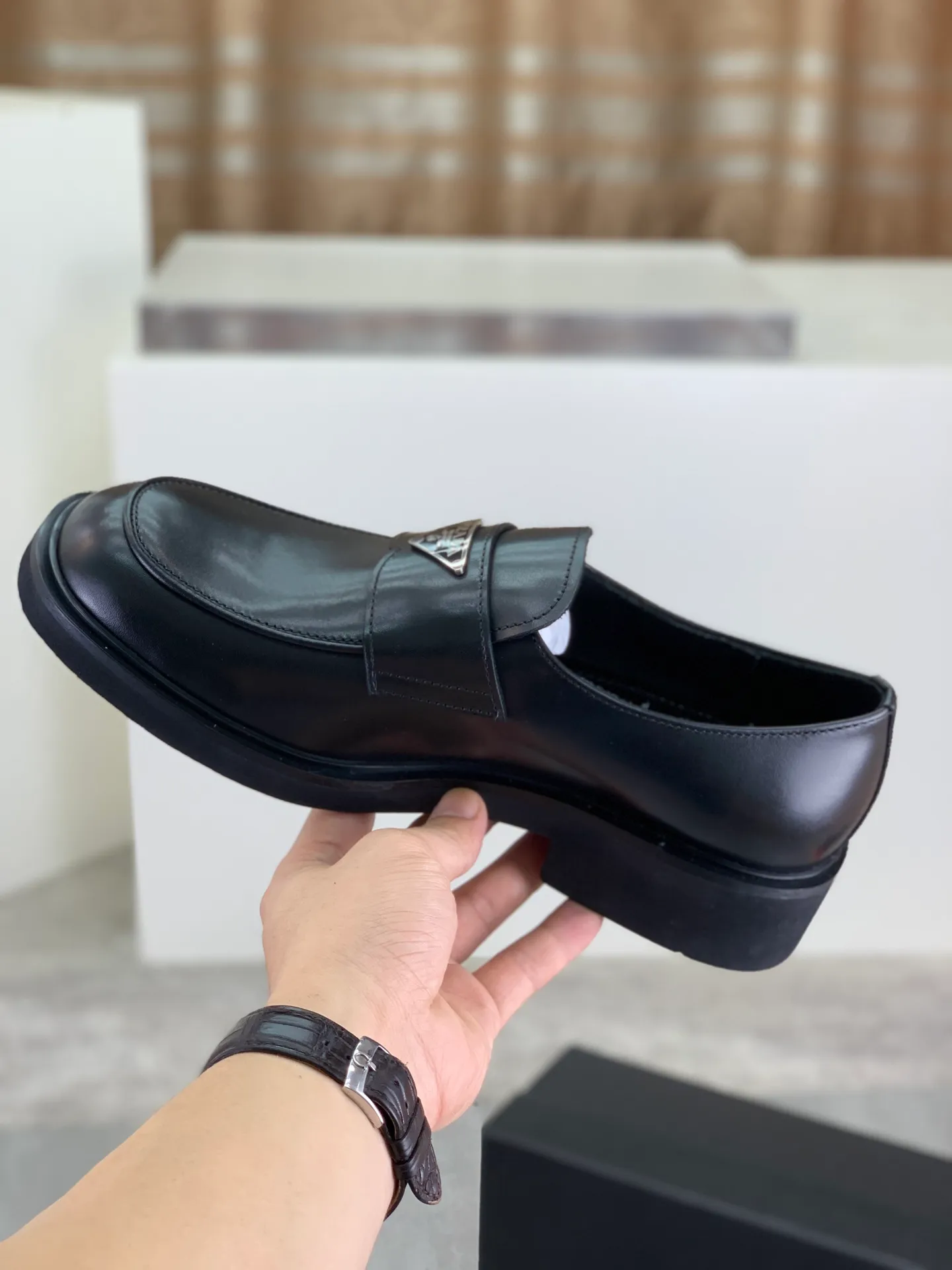 Factory price P840 💰Original quality, top version🔱 ＰＲＡＤＡPrada. Men's business casual leather shoes, top quality cow leather. 1:1 shipment ⬆️Luxurious and noble, all made of imported original first-layer fine suede cowhide, just to create a more comfortable wearing experience. Upper: original comfortable open-edge bead-rubbed calfskin ➕Top imported water-dyed full cow lining, original high-end lightweight and comfortable TPU combination bottom ✔️Code number: 39-44 (38 45 Can be customized)